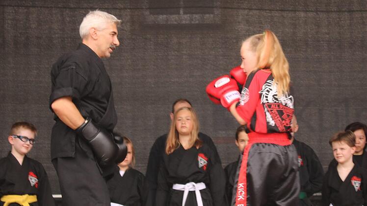 Karate, Kickboxen, Selbstverteidigung: Die Mannschaft um Oliver Gack trainiert jeden Dienstag und Donnerstag von 18 bis 19 Uhr in der Steinachtalhalle.