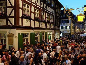Anlässlich der abgesagten Sandkerwa strömten am Samstag noch einmal mehr Besucher in die Sandstraße. Der Abend aus Sicht der Polizei. Foto: Corinna Bail
