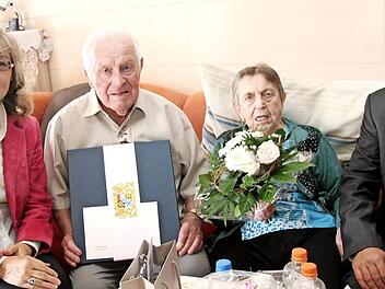 Renate Schroff (l.) und Alexander Tritthart (r.) gratulierten Eleonore und Karl Mayer. Foto: Richard Sänger