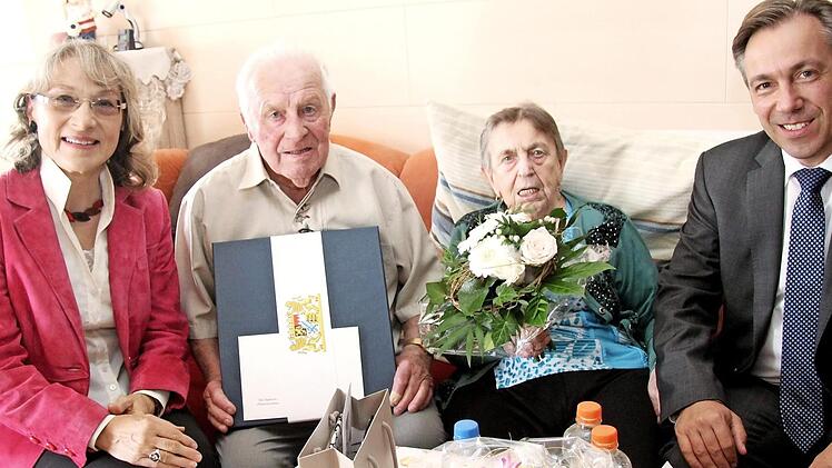 Renate Schroff (l.) und Alexander Tritthart (r.) gratulierten Eleonore und Karl Mayer. Foto: Richard Sänger