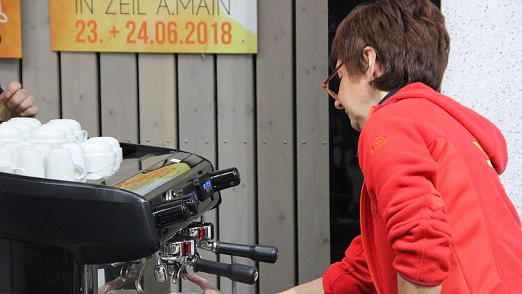 Elke Hofmann aus Schweinfurt stellt bei der Kulinea ihre Kaffee-Spezialitäten vor.