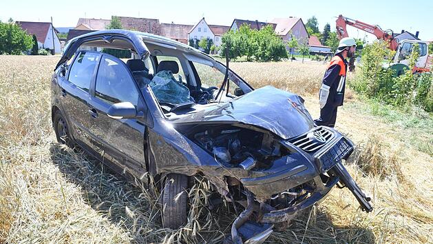 Drei Menschen wurden bei dem Unfall verletzt. Foto: Ronald Rinklef