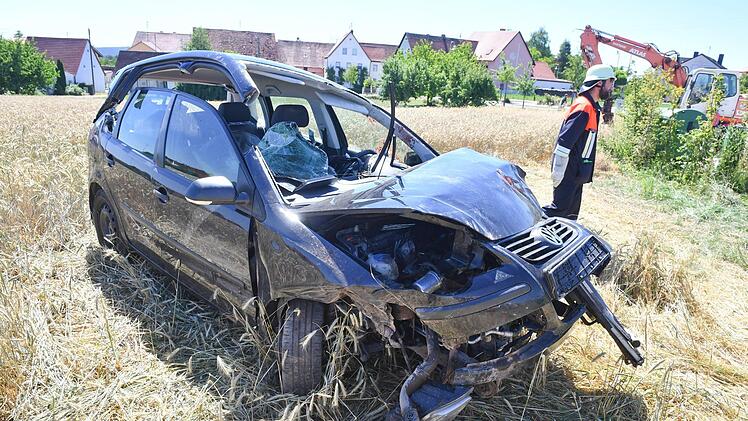 Drei Menschen wurden bei dem Unfall verletzt. Foto: Ronald Rinklef