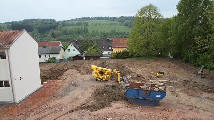 Hinter dem Schulgebäude ist noch Baustelle. Hier entstehen Sportplätze und ein Schulgarten. Foto: Ulrike Müller