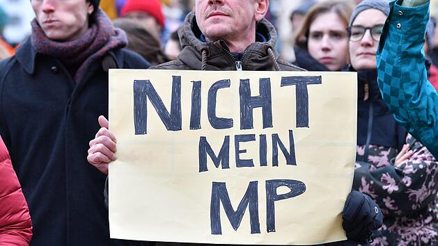 B&uuml;rger in Erfurt demonstrieren gegen ihren neuen Ministerpr&auml;sidenten. Foto: Martin Schutt/dpa