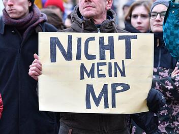 Bürger in Erfurt demonstrieren gegen ihren neuen Ministerpräsidenten. Foto: Martin Schutt/dpa
