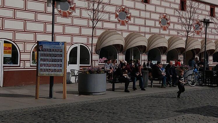 Sonnenplätze vorm Stadthaus um die Mittagszeit. Foto:  Simone Bastian