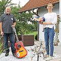 Georg Kestel und Andrea Hart unterhalten die Reitscher Bevölkerung während der Corona-Pandemie mit ihren Terrassenkonzerten. Dabei sammelten sie auch Spenden für Misereor.  Foto: Sibylle Horn