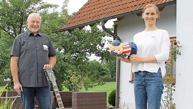 Georg Kestel und Andrea Hart unterhalten die Reitscher Bevölkerung während der Corona-Pandemie mit ihren Terrassenkonzerten. Dabei sammelten sie auch Spenden für Misereor.  Foto: Sibylle Horn