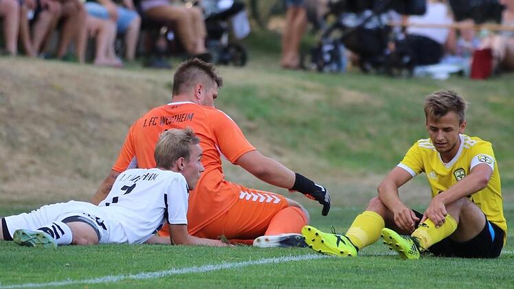Der Fußball liegt - wie hier die Akteure des FC Westheim und der Frankonen aus Thulba in einem Ligaspiel der ausgesetzten Saison - derzeit am Boden. Wenn es weitergehen sollte, dann ohne Ligapokal, meinen Verantwortliche beider Teams.  Foto: Archiv/S. Schmitt