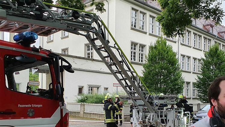 Feuer in Erlangen: Altenheim am Ohmplatz brennt