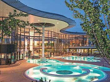 In den Becken der KissSalis-Therme in Bad Kissingen kommt jeder "runter".