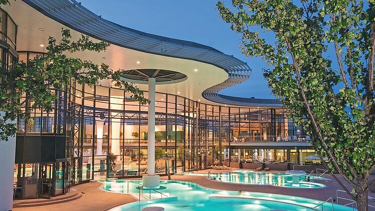 In den Becken der KissSalis-Therme in Bad Kissingen kommt jeder "runter".