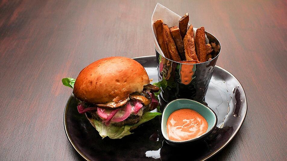 Auch Pastinaken-Pommes schmecken ganz wunderbar zu einem Burger. Auch Pastinaken-Pommes schmecken ganz wunderbar zu einem Burger.