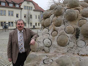 Bernhard Ruß am Träubel-Brunnen auf dem Sander Kirchplatz. Im Hintergrund ist das Rathaus mit seinem Dienstzimmer.  Foto: Klaus Schmitt