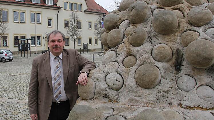 Bernhard Ruß am Träubel-Brunnen auf dem Sander Kirchplatz. Im Hintergrund ist das Rathaus mit seinem Dienstzimmer.  Foto: Klaus Schmitt