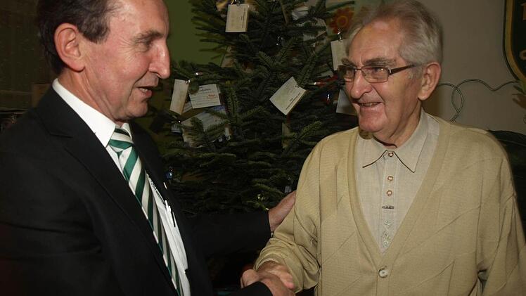 Seit 60 Jahren gehört Lorenz Vierheilig zum TSV Oerlenbach. Diese Treue würdigte 2. Vorsitzender Reiner Borst (links).  Foto: Stefan Geiger