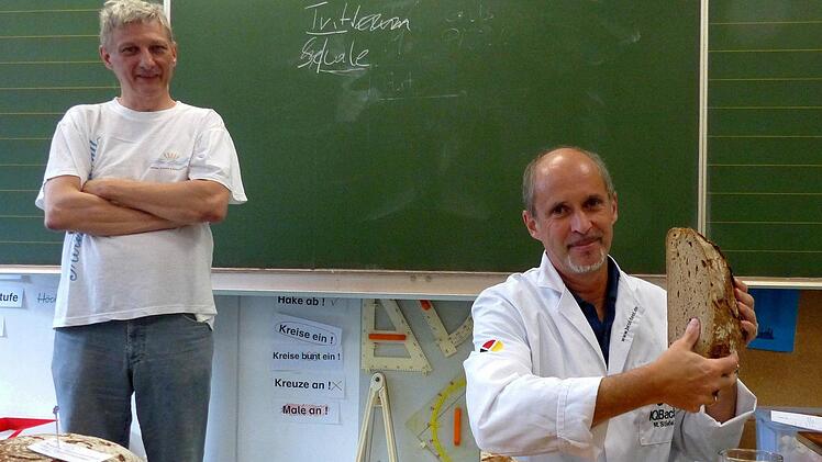 Prüfer Manfred Stiefler (rechts) macht beim Tiroler-Brot die Daumenprüfung. Innungsobermeister Ralf Groß beobachtet ihn dabei.