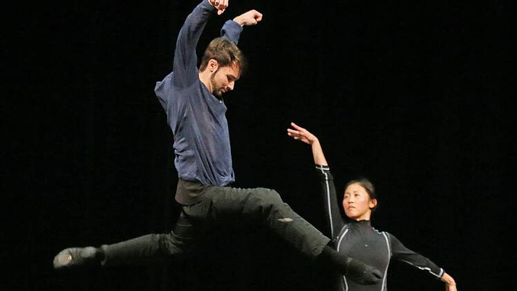 Auf der Suche nach neuem Ausdruck im klassischen Tanzvokabular ist die Choreografie von Mark McCalin.  Fotos: Henning Rosenbusch