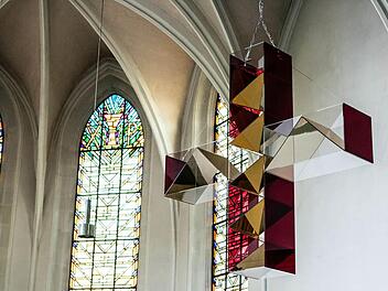 "Die goldene Himmelsleiter" von Ludger Linse schwebt im Chorraum der Coburger Heilig-Kreuz-Kirche. Foto: Jochen Berger