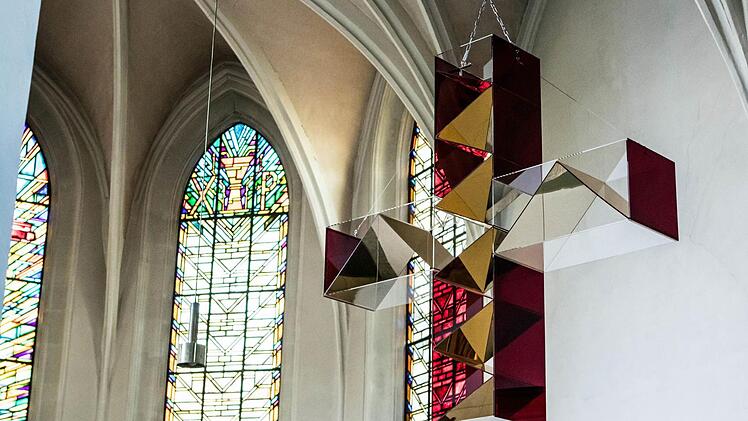 "Die goldene Himmelsleiter" von Ludger Linse schwebt im Chorraum der Coburger Heilig-Kreuz-Kirche. Foto: Jochen Berger
