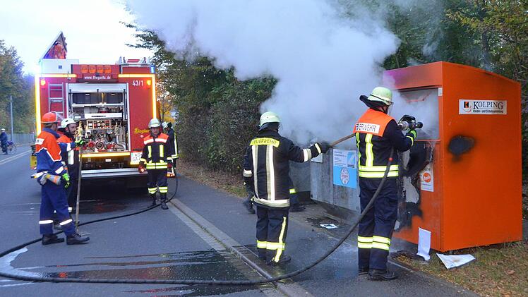 Brand eines Altkleider-Containers in Garitz.  Foto: Peter Rauch