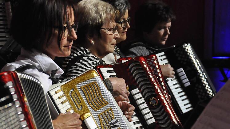 Flinke Finger ließen das Akkordeonorchester der Städtischen Musikschule unter der musikalischen Leitung von Michael Lukaszczyk über die weißen und schwarzen Tasten sausen.  Foto: Peter Klopf