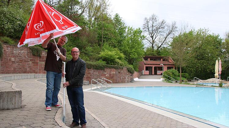 Für den Aufenthalt auf der Sonnenterrasse am Nichtschwimmerbecken können sich die Besucher jetzt Sonnenschirme ausleihen. Entsprechende Halterungen wurden bereits installiert. Auf dem Bild sind der Betriebsleiter Roland Bühner und der Wirt Ralf Schmidt zu sehen. Foto: Kathrin Kupka-Hahn