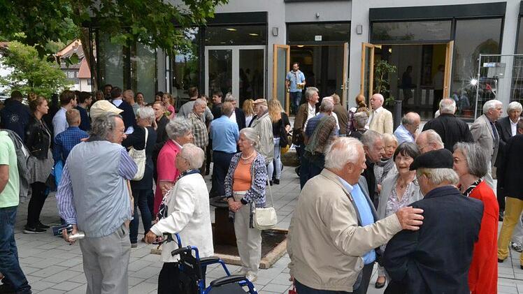 Vor Beginn der Veranstaltung erst einmal ein ausgedehntes Pl&auml;uschchen im neuen Schulhof. Foto: Uschi Prawitz