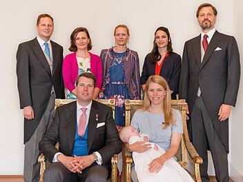 Familienfoto: In der hinteren Reihe sind (von links) Georg FriedrichPrinz von Preußen, Alexandra-Nadejda Chrobok Raposo de Magalhães, Anna Prinzessin von Bayern, Clémence Gräfin von der Schulenburg und Benedikt Graf von Abensperg und Traun. Vorne sitzen Hubertus Prinz von Sachsen-Coburg und Gotha mit seiner Frau Kelly Prinzessin von Sachsen-Coburg und Gotha mit der kleinen Madeleine. Foto: privat