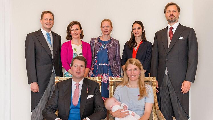 Familienfoto: In der hinteren Reihe sind (von links) Georg FriedrichPrinz von Preußen, Alexandra-Nadejda Chrobok Raposo de Magalhães, Anna Prinzessin von Bayern, Clémence Gräfin von der Schulenburg und Benedikt Graf von Abensperg und Traun. Vorne sitzen Hubertus Prinz von Sachsen-Coburg und Gotha mit seiner Frau Kelly Prinzessin von Sachsen-Coburg und Gotha mit der kleinen Madeleine. Foto: privat