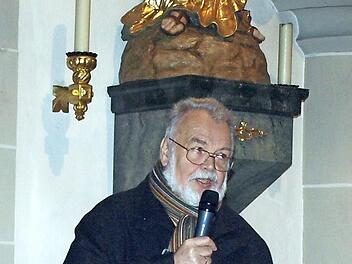 Kirchenpfleger Walter Schmittdorsch erklärte ausführlich die Kirche "Mariae Geburt" und ihre Ausstattung.  Foto: Susanne Deuerling