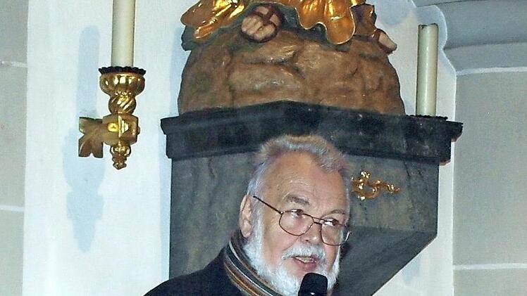 Kirchenpfleger Walter Schmittdorsch erklärte ausführlich die Kirche "Mariae Geburt" und ihre Ausstattung.  Foto: Susanne Deuerling