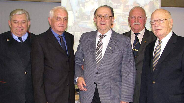 Ein Ausnahmefoto: Alle f&uuml;nf Ehrenb&uuml;rger der Gemeinde sind beisammen (von links): Arno Stammberger, Helmut Gelhaar, Fritz-Werner Finzel, G&uuml;nther Kob und Freiherr von Wangenheim. Foto: Norbert Karbach