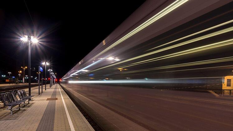Auf vielen Strecken der Deutschen Bahn kannst du im November richtig sparen.