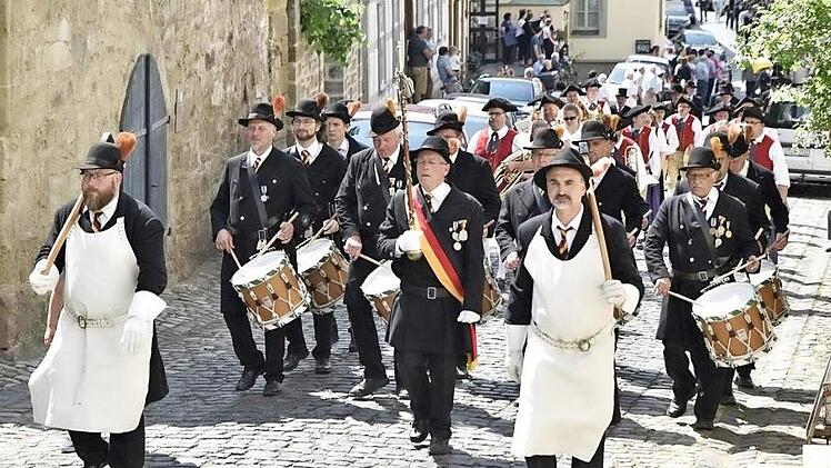 Durch die Königsberger Altstadt marschierte die Bürgerwehr (im Bild das Trommlerkorps mit Tambourmajor Erich Barfuß) zum Marktplatz.