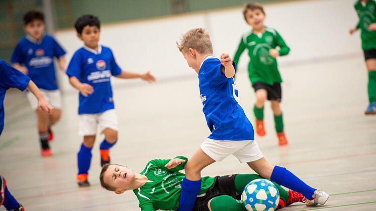 Szene aus dem Einlagespiel zwischen den G-Junioren des VfB Kulmbach (blaue Trikots) und des VfR Katschenreuth (grün). Foto: Alexander Muck
