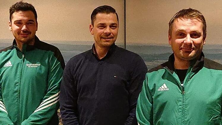 Auf die Zusammenarbeit mit Michael Leiber (Mitte) freuen sich Benedikt Carton (links), Vorsitzender im Bereich sportliche Leitung, sowie Mario Rüttiger, Abteilungsleiter Fußball beim SVR.SV Riedenberg