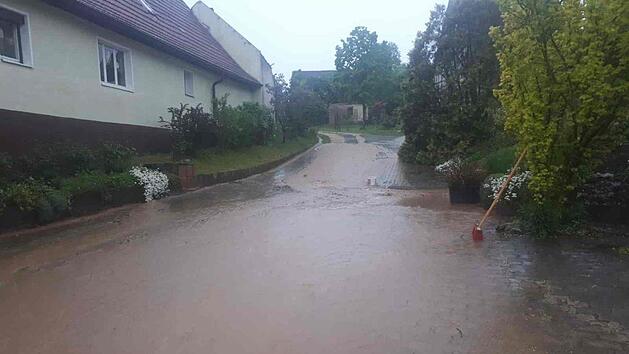 Viele Stra&szlig;en, wie hier in Langenstadt, waren nach dem Starkregen &uuml;berflutet. Foto: privat