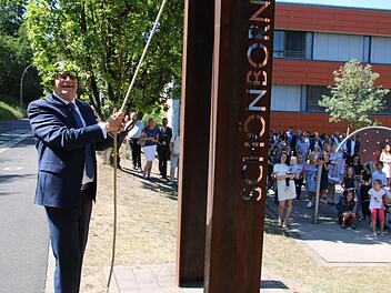 Nachdem er es  1974 als Abiturient schon einmal getan hatte, darf Schulleiter Joachim Schwigon bei seiner Verabschiedung zum zweiten Mal die Glocke läuten. Thomas Malz