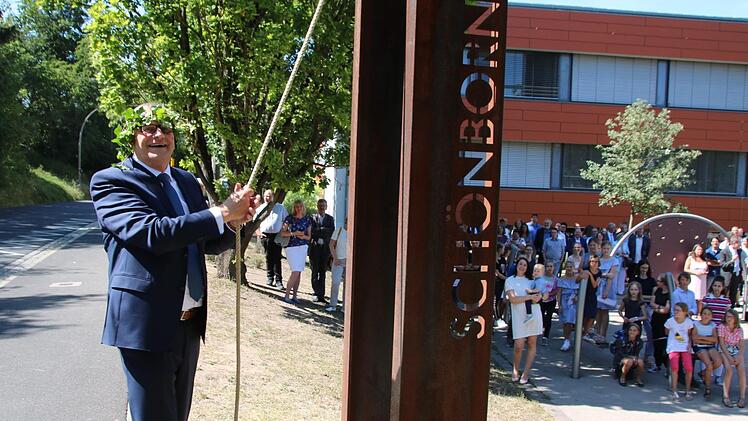 Nachdem er es  1974 als Abiturient schon einmal getan hatte, darf Schulleiter Joachim Schwigon bei seiner Verabschiedung zum zweiten Mal die Glocke läuten. Thomas Malz