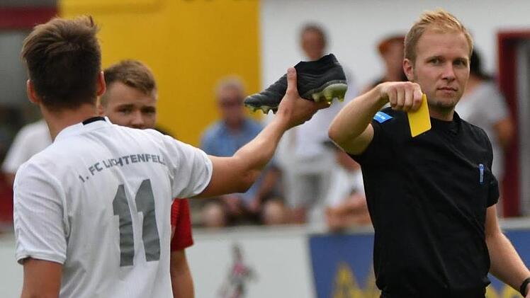 Ver&auml;rgert war der Lichtenfelser Dennis Schunke, als ihm im Zweikampf der Schuh vom Gegner heruntergetreten wurde. Doch anstatt Freisto&szlig; f&uuml;r ihn gab es den f&uuml;r den Gegner und dar&uuml;ber regte er sich zurecht auf.  Foto: Gunther Czepera