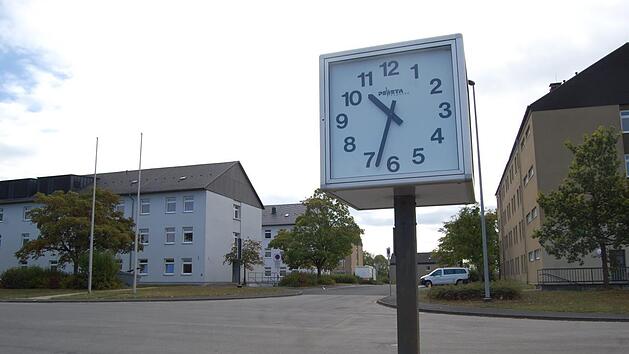 Heute gehen die Uhren in der General-Heusinger-Kaserne wieder anders. Vor 30 Jahren pulsierte in den Unterk&uuml;nften f&uuml;r &uuml;bende Soldaten das Leben. Hunderte DDR-Fl&uuml;chtlinge fanden hier in den Wirren vor der Wende eine vor&uuml;bergehende Bleibe.  Foto: Wolfgang D&uuml;nnebier