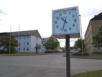 Heute gehen die Uhren in der General-Heusinger-Kaserne wieder anders. Vor 30 Jahren pulsierte in den Unterk&uuml;nften f&uuml;r &uuml;bende Soldaten das Leben. Hunderte DDR-Fl&uuml;chtlinge fanden hier in den Wirren vor der Wende eine vor&uuml;bergehende Bleibe.  Foto: Wolfgang D&uuml;nnebier