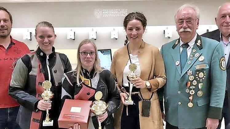 Erfolgreich mit dem Luftgewehr: (v. l.) Zweiter Schützenmeister Frank Ziener, Zweitplatzierte Celine Stichert, Siegerin Lina-Marie Harnisch, Drittplatzierte Miriam Hanuschke, Dritter Gauschützenmeister Hans-Georg Rebhan und Erster Schützenmeister Johannes Haase