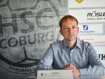 Nachdenklich? Oder ist sich Jan Gorr seiner Sache sicher? Er hat sich jedenfalls nach reiflicher Überlegungen entschieden und wird ab 1. Juli 2020 neuer Geschäftsführer des HSC 2000 Coburg. Foto: Hagen Lehmann