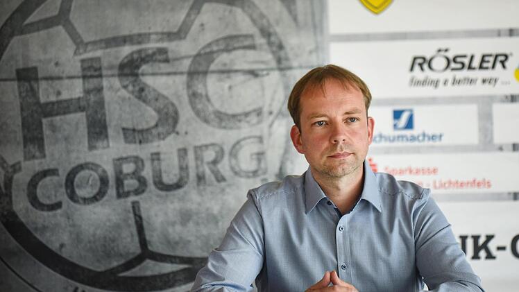Nachdenklich? Oder ist sich Jan Gorr seiner Sache sicher? Er hat sich jedenfalls nach reiflicher Überlegungen entschieden und wird ab 1. Juli 2020 neuer Geschäftsführer des HSC 2000 Coburg. Foto: Hagen Lehmann