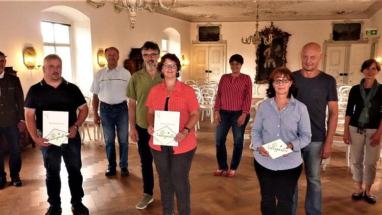Bei der Auszeichnung in Mitwitz (von links): Landratsstellvertreter Gerhard Wunder, Michael Büttner, Kreisvorsitzender Fritz Pohl, Jürgen und Damaris Schmitt, Gartenbauingenieurin Melanie Hohner, Mihaela und Rolf Beyer sowie Kreisfachberaterin Beate SinghartingerGerd Fleischmann