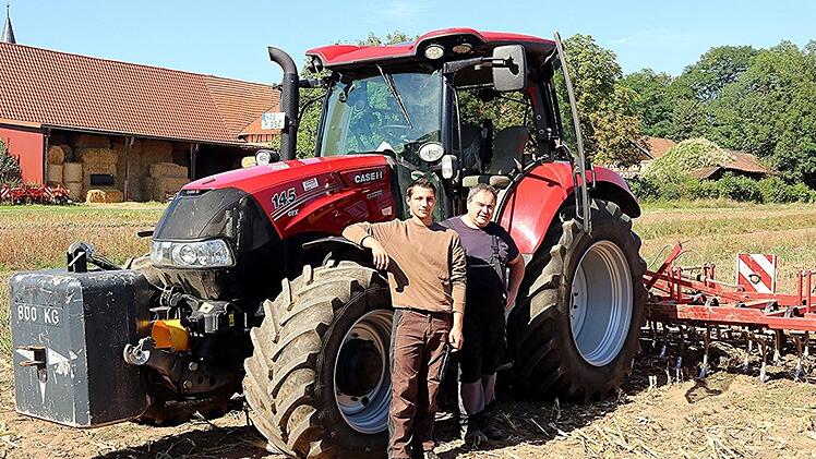 Vater und Sohn: Dieter und Felix Reisenweber (von rechts) vor ihrem Hightech-Schlepper. Macht schon Spaß, das Ding zu "regieren".
