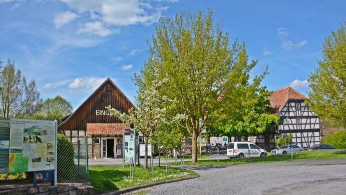 Der Parkplatz und vor allem der Eingangsbereich im Fränkischen Freilandmuseum Fladungen soll neu gestaltet werden. Erste Informationen gab es dazu von Landschaftsarchitekt Thomas Wirth bei der Zweckverbandsversammlung in Würzburg.  Foto: Archiv/Hanns Friedrich
